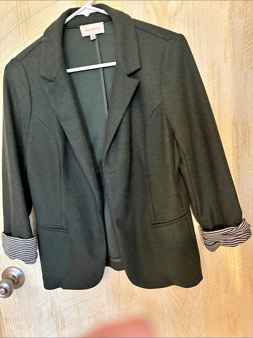 Skies Are Blue Striped Blazer in Green
Size Small. Academia Preppy